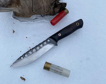 Faca de caça artesanal em aço Kh12MF com cabo de madeira de nogueira.