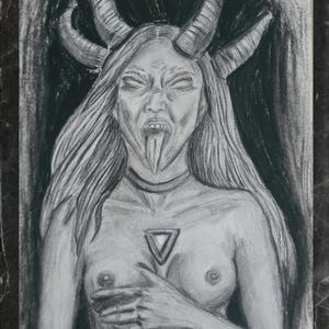 Puede incluir: Un dibujo a carboncillo de una figura demoníaca con cuernos, pelo largo y boca abierta con una larga lengua. Un colgante triangular está en el pecho. La figura está desnuda de cintura para arriba.