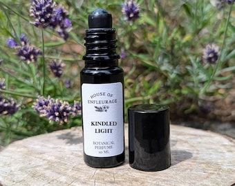 Perfume botánico natural de jazmín, sándalo y vainilla. Aceite sin alcohol (Kindled Light).