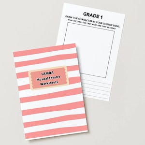 Pode incluir: Um conjunto de folhas de trabalho de teatro musical. A capa do livreto é listrada em rosa e branco, com um rótulo que diz "LAMDA Musical Theatre Worksheets". Uma folha separada é rotulada como "Grau 1" com um pedido de desenho.