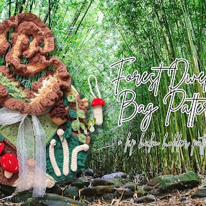 Puede incluir: Un patrón de bolso de ganchillo con temática de bosque. El bolso presenta colores marrón, verde y crema, con detalles de setas y hojas. El texto "Forest Dweller Bag Pattern" es visible. También se incluye un pequeño soporte para bálsamo labial con forma de seta.