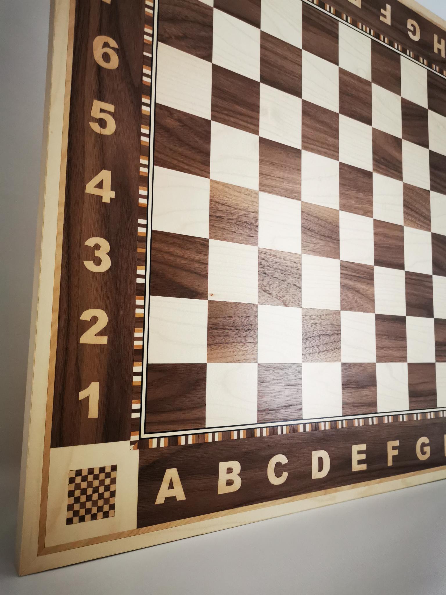 premium-schachbrett-mit-intarsien-aus-zahlen-b-ndern-und-buchstaben