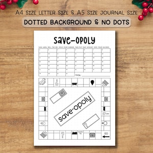 Op de afbeelding: Een zwart-wit "save-opoly" spaartracker op een witte achtergrond. Het ontwerp bevat een spelbordindeling met vakken voor wekelijkse besparingen en een totaal. De tekst bovenaan luidt "A4 SIZE LETTER SIZE & A5 SIZE JOURNAL SIZE DOTTED BACKGROUND & NO DOTS."