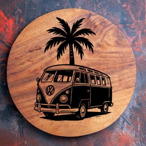 Peut inclure: Illustration en noir et blanc d'un bus Volkswagen vintage avec un palmier sur le dessus, posé sur une surface en bois ronde. Le fond a une palette de couleurs texturée, brun rougeâtre et bleu.