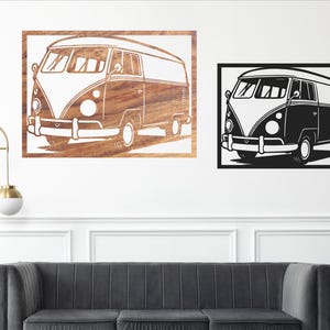 Peut inclure: Deux œuvres murales représentant un design de van vintage. L'une est une découpe en grain de bois, l'autre un graphique en noir et blanc. Les vans ont un avant distinctif, des phares ronds et une esthétique classique.