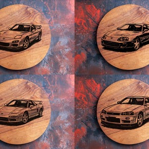 Puede incluir: Cuatro posavasos redondos de madera, cada uno con un diseño detallado de coche. Los coches están representados en un estilo de dibujo lineal, destacando el contorno del vehículo. Los posavasos están sobre un fondo texturizado y colorido.