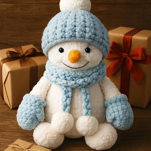 Peut inclure: Un bonhomme de neige en peluche fait à la main, avec un chapeau, une écharpe et des mitaines bleus, un nez en carotte et des yeux en boutons noirs. Le bonhomme de neige est entouré de boîtes cadeaux emballées avec du papier et des rubans bruns.