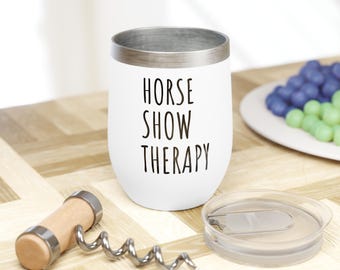 Vaso de vino con diseño de terapia de exhibición de caballos, regalo perfecto para jinetes, regalo divertido para amantes de los caballos, taza de vino aislada, regalo de relajación