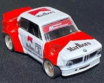 Custom BMW 2002 Marlboro Edition | Handgemaakte 1:64 Klassieke Touring Diecast Modelauto | Vintage Verzamelaarsauto