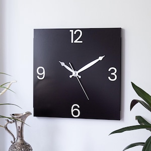 Reloj de pared moderno de metal cuadrado negro, silencioso, minimalista, con manecillas doradas o plateadas, gran pieza de arte de pared contemporáneo para sala de estar.