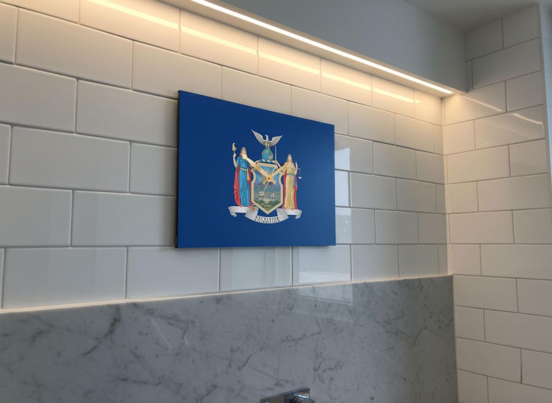 K&ouml;nnte beinhalten: Ein blaues, rechteckiges Wandkunstwerk mit dem Wappen des Staates New York. Das Kunstwerk ist an einer wei&szlig; gefliesten Wand &uuml;ber einer Marmorarbeitsplatte angebracht. Das Wappen zeigt Figuren, einen Adler und das Wort "Excelsior".