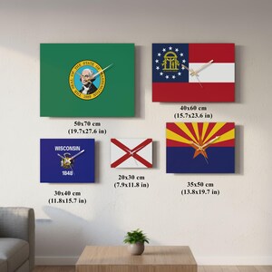 K&ouml;nnte beinhalten: Quadratische Wanduhren mit den Flaggen der US-Bundesstaaten Washington, Georgia, Arizona, Wisconsin und Alabama. Die Gr&ouml;&szlig;en variieren von 20x30 cm bis 50x70 cm. Die Uhren haben verschiedene Farben.