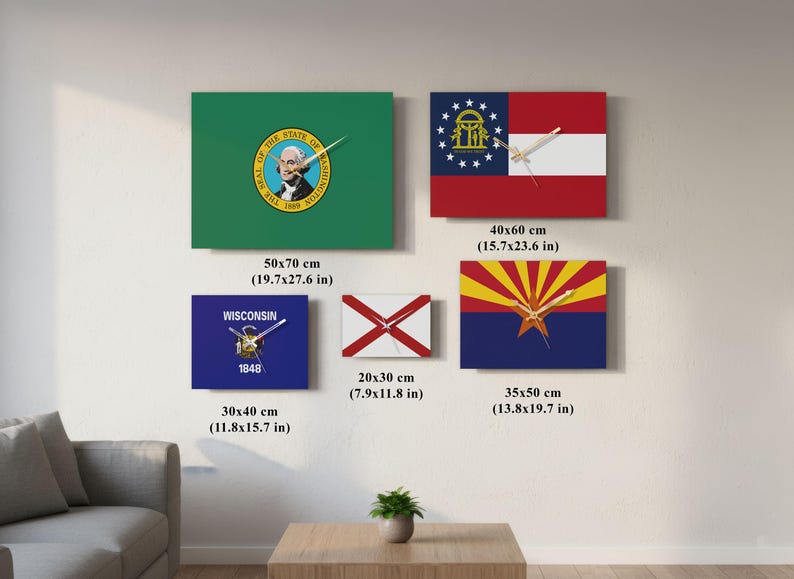 K&ouml;nnte beinhalten: Quadratische Wanduhren mit den Flaggen der US-Bundesstaaten Washington, Georgia, Arizona, Wisconsin und Alabama. Die Gr&ouml;&szlig;en variieren von 20x30 cm bis 50x70 cm. Die Uhren haben verschiedene Farben.