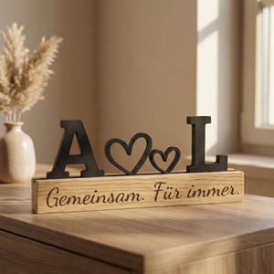 Personlig partnerpresent med initialer och hjärta | Stativ i ekträ | Jubileumspresent till flickvän/pojkvän | Kärleks-/relationspresent