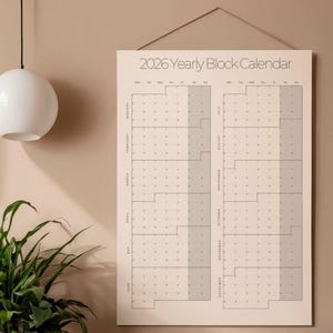 Könnte beinhalten: Ein Jahresblockkalender 2026 in einer neutralen Farbpalette. Der Kalender ist in zwei Spalten unterteilt, wobei die Monate vertikal auf der linken und rechten Seite aufgelistet sind. Jeder Monat hat ein Raster von Tagen, wobei einige Tage schattiert sind.