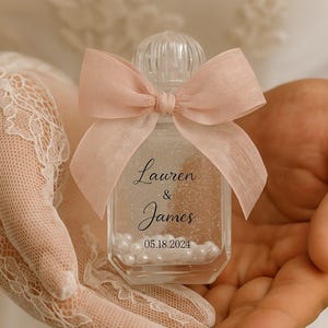 Personalized Wedding Favor Bottle with Pearls | Custom Mini Keepsake Gift | Elegant Bridal Shower or Baptism Favor