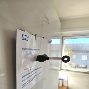 Svart Kuna kylskåpsmagnet | Ninja-inspirerad | Anime-present till fans, heminredning