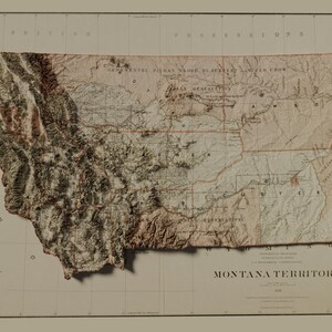 Może przedstawiać: Antyczna mapa Terytorium Montany, wydrukowana w 1868 roku. Mapa przedstawia cechy geograficzne stanu, w tym rzeki, góry i miasta. Mapa jest w brązowo-beżowej kolorystyce i ma efekt 3D.