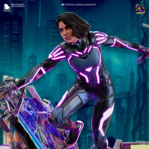 Può includere: Una statuetta dinamica di una donna in tuta futuristica con accenti viola luminosi. La figura è in posa dinamica, con uno sfondo di paesaggio urbano. La tuta è principalmente nera con dettagli blu e viola. Il testo include "HIGH-QUALITY PRE-SUPPORTS" e "PATREON.COM/BULKAMANCER".