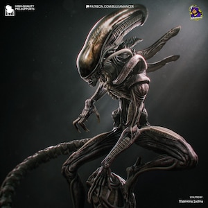Può includere: Una dettagliata statuetta xenomorfa marrone scuro e nera con testa allungata, muscolatura striata a vista e artigli affilati. La creatura è in posizione accovacciata con una lunga coda estesa. Il testo include HIGH-QUALITY PRE-SUPPORTS, PATREON.COM/BULKAMANCER e SCULPTED BY VALENTINA IUDINA.