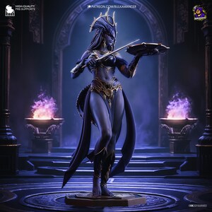 Könnte beinhalten: Eine dunkelblaue, weibliche Figur mit einer goldenen Krone und Schmuck, die ein Schwert und ein Tablett hält. Die Figur steht auf einer runden Plattform in einer dunklen, fantasievollen Umgebung.
