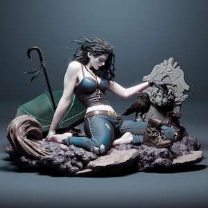 Puede incluir: Estatua detallada de una figura con cabello oscuro, vestida con un top azul y jeans, sentada sobre una base rocosa. También hay un cuervo, una lápida, un paraguas y botas. La figura tiene la piel pálida y está adornada con un collar.