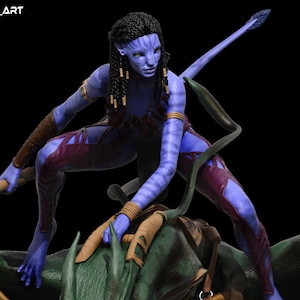 Könnte beinhalten: Eine blaue Na'vi-Figur aus dem Avatar-Film-Franchise, dynamisch mit Pfeil und Bogen posiert. Die Figur ist detailliert mit gestreifter Haut, dunklem Haar und Stammesverzierungen. Die Figur reitet auf einem grünen Wesen vor schwarzem Hintergrund.