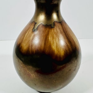 Può includere: Una tazza di ceramica bianca con manico nero e la scritta "But First, Coffee" in nero, con un carattere a mano. La tazza è su una superficie bianca.