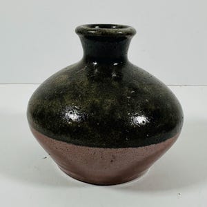 Può includere: Una tazza di ceramica bianca con manico nero e la scritta "But First, Coffee" in grassetto nero. La tazza è probabilmente da 310-425 ml e poggia su una superficie bianca. Perfetta per gustare il tuo caffè o tè mattutino.