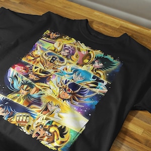 Può includere: T-shirt nero con una grafica colorata di personaggi anime. Il design presenta più figure con armature dettagliate e pose dinamiche, su uno sfondo cosmico vibrante. L'opera d'arte è un collage di vari personaggi.
