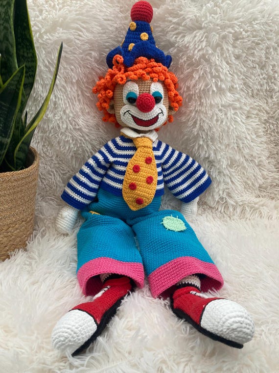 Seated Crochet Clown Figure – Nostalgic Circus Art Doll, Amigurumi Theatre Collectible