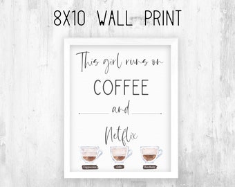 Dieses Mädchen läuft auf Kaffee und Netfix - Printable Wall Sign