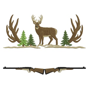 Puede incluir: Diseño bordado con un ciervo marrón con grandes astas, pinos verdes y un par de rifles. El ciervo está en el centro, flanqueado por los árboles y las astas, con los rifles debajo.
