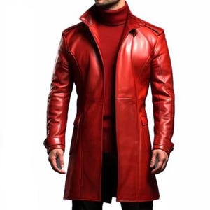Puede incluir: Un abrigo largo de cuero rojo vibrante con un diseño clásico. El abrigo tiene un cuello con muescas, bolsillos delanteros y cierre de botón. El abrigo largo es una declaración de moda audaz.