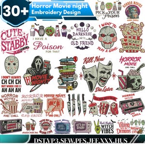 Puede incluir: Una colección de más de 30 diseños de bordado con temática de películas de terror que incluyen ilustraciones de calaveras, cuchillos, cubos de palomitas, máscaras y frases como Pick Your Poison, Cute But Stabby y Horror Movie Night.