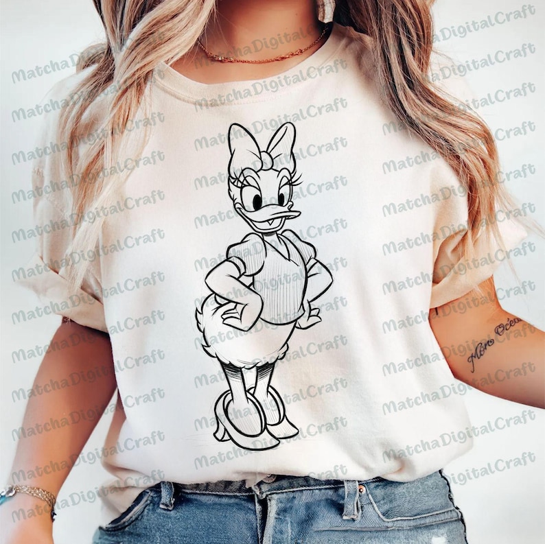 K&ouml;nnte beinhalten: Cremefarbenes T-Shirt mit einer Schwarz-Wei&szlig;-Illustration von Daisy Duck. Die Zeichentrickfigur ist mit den H&auml;nden auf den H&uuml;ften dargestellt und tr&auml;gt eine Schleife, ein Oberteil und Abs&auml;tze. Das T-Shirt ist ein l&auml;ssiger Stil.
