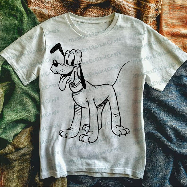 K&ouml;nnte beinhalten: Wei&szlig;es T-Shirt mit einem schwarzen Strichzeichnungen von Pluto, einem Zeichentrickhund. Das Design zeigt Pluto mit herausgestreckter Zunge und Halsband. Das T-Shirt hat einen Rundhalsausschnitt. Die Worte "Matcha Digital Craft" sind auf dem T-Shirt aufgedruckt.