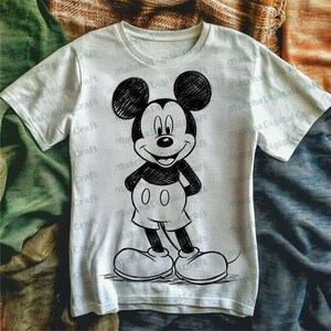 K&ouml;nnte beinhalten: Wei&szlig;es T-Shirt mit einer Schwarz-Wei&szlig;-Skizze von Mickey Mouse. Die Zeichentrickfigur l&auml;chelt, die Arme an den Seiten. Das Shirt hat einen Rundhalsausschnitt und kurze &Auml;rmel.