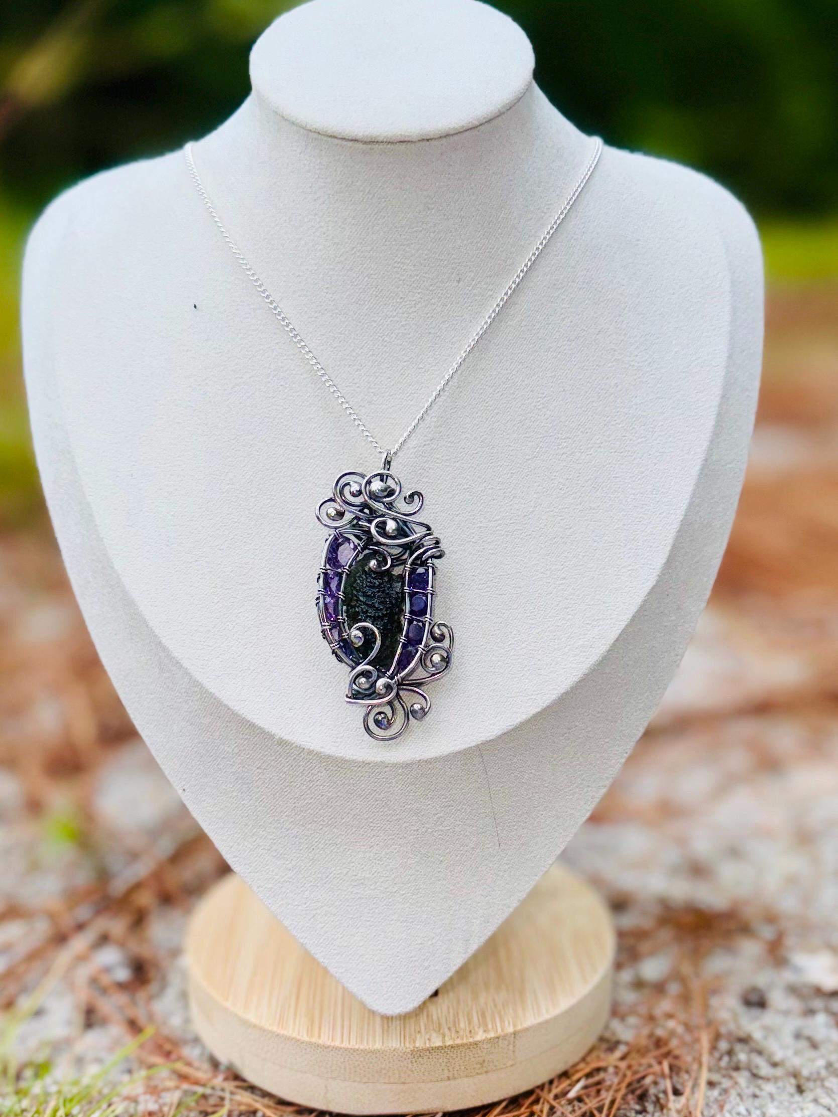 Sterling Silber Moldavit und Amethyst Anhänger.