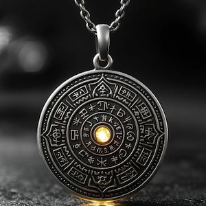 Può includere: Una collana con pendente color argento con un pendente circolare. Il pendente presenta un design intricato con simboli e una pietra gialla centrale e luminosa. Anche la catena della collana è argentata.