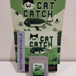 Può includere: Una cartuccia di videogioco in stile retrò e opere d'arte associate, con un design pixelato di gatto e pesce. Il gioco si intitola "Cat Catch" ed è presentato su uno sfondo verde. L'opera d'arte include il testo "NOTMANYPIXELS".