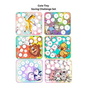 Könnte beinhalten: Ein Set aus sechs farbenfrohen Spar-Challenge-Karten mit Cartoon-Tierillustrationen, darunter eine Giraffe, eine Ziege, ein Bär, eine Ente, Pinguine und ein Schwein, eine Kuh und ein Zebra. Jede Karte hat nummerierte Kreise zur Verfolgung des Sparens. Der Text "Cute Tiny Saving Challenge Set" steht oben.