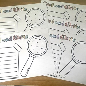 Op de afbeelding: Een stapel witte papieren vellen met de tekst "Find and Write" in een kleurrijk lettertype. Elk vel bevat een vergrootglas, een notitieblok en een lijst met woorden. De vellen zijn ontworpen voor educatieve activiteiten.