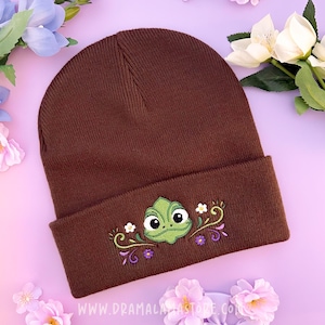Gorro bordado Pascal – Gorro de punto acogedor para invierno – Accesorio inspirado en Disney