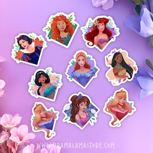 Puede incluir: Una colección de pegatinas con ilustraciones de varias princesas animadas. Cada pegatina muestra una princesa diferente con detalles florales y un borde en forma de diamante. Las pegatinas están sobre un fondo morado con el sitio web www.dramalamastore.com.
