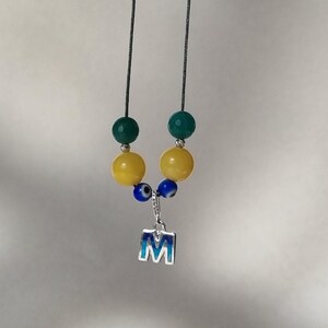 Colgante/collar con la letra "M" hecha a mano en esmalte cloisonné con piedras naturales de ágata y cristal de Murano, regalo perfecto para cumpleaños