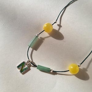 Collar con la letra "N" hecha a mano en esmalte cloisonné con piedras naturales de nefrita y ágata