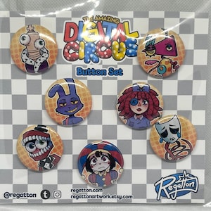 Pode incluir: Um conjunto de seis botões redondos com personagens de The Amazing Digital Circus, apresentados num cartão xadrez com o texto The Amazing Digital Circus Button Set e Regatton. Os botões apresentam ilustrações coloridas.