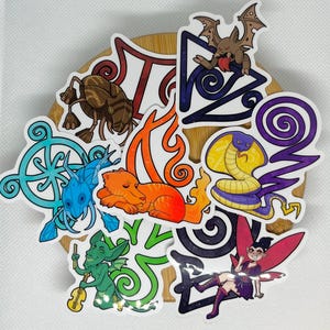 Puede incluir: Un conjunto de nueve pegatinas coloridas con varias criaturas míticas y diseños intrincados. Cada pegatina tiene una criatura única, incluyendo un gato, una serpiente, un murciélago, un escarabajo y un hada. Las pegatinas son perfectas para agregar un toque de fantasía a las computadoras portátiles, las botellas de agua o los diarios.