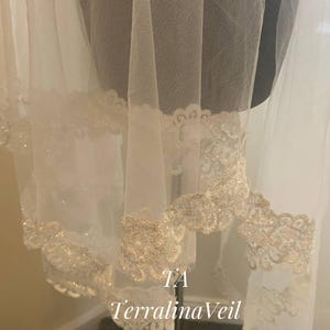 2 tiers wedding veil with glitter 3D flower edge and luminous lace made of soft tulle